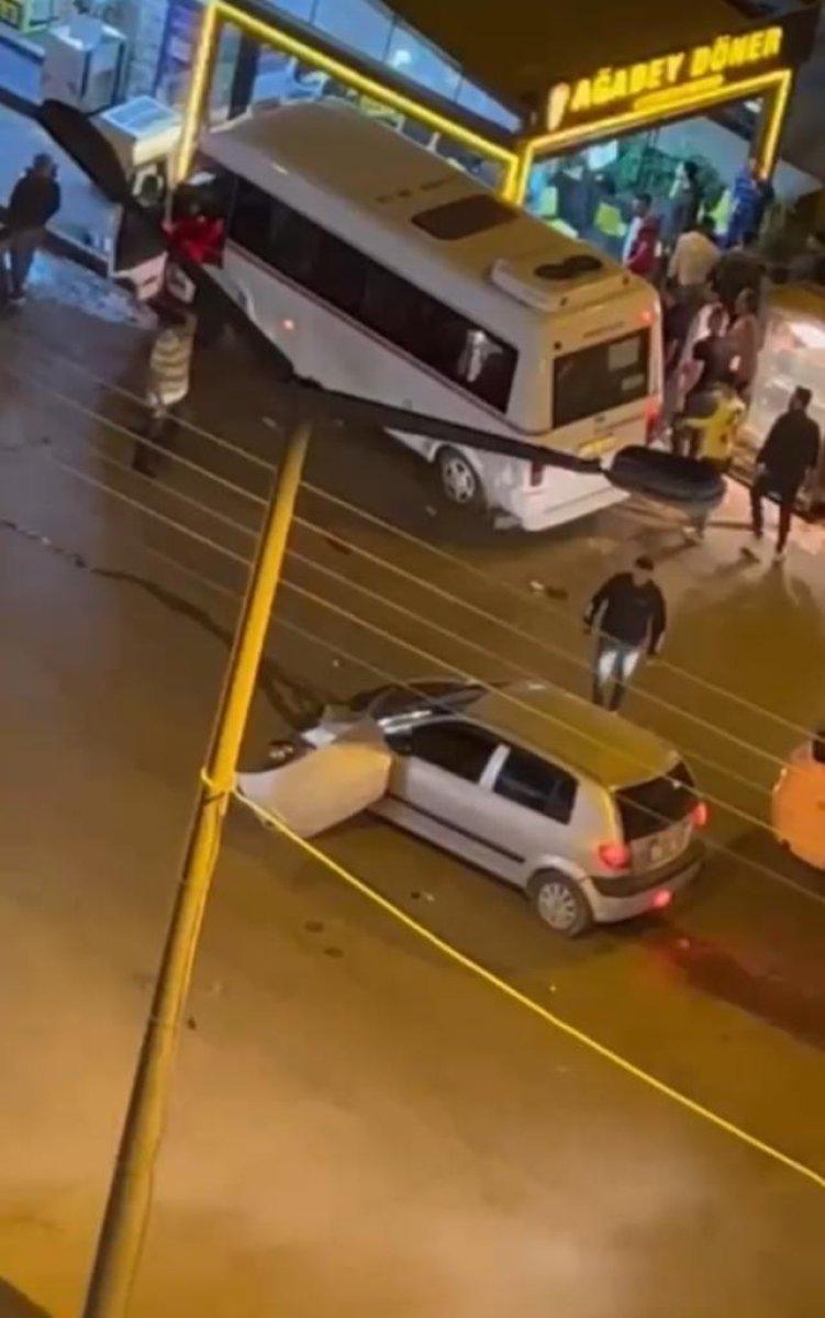 Adana'da kaza yapan kadın sürücü arabayı parçaladı