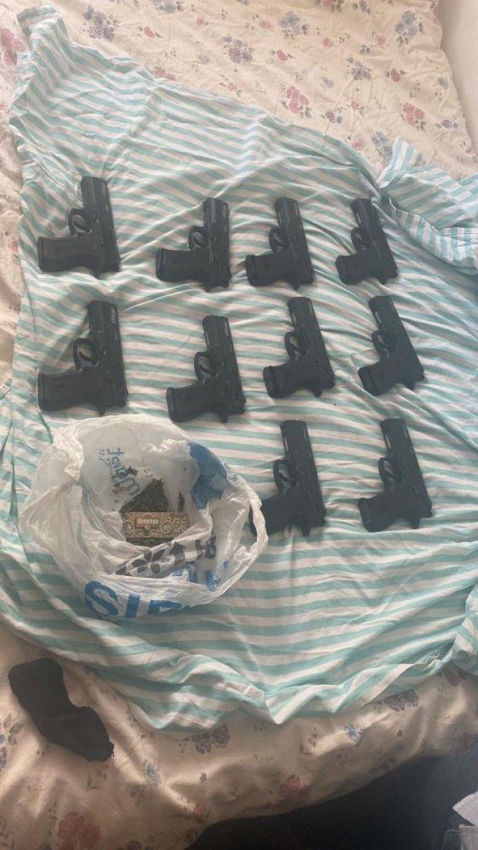 İzmir’de baskın yapılan evde çok sayıda tabanca ele geçirildi