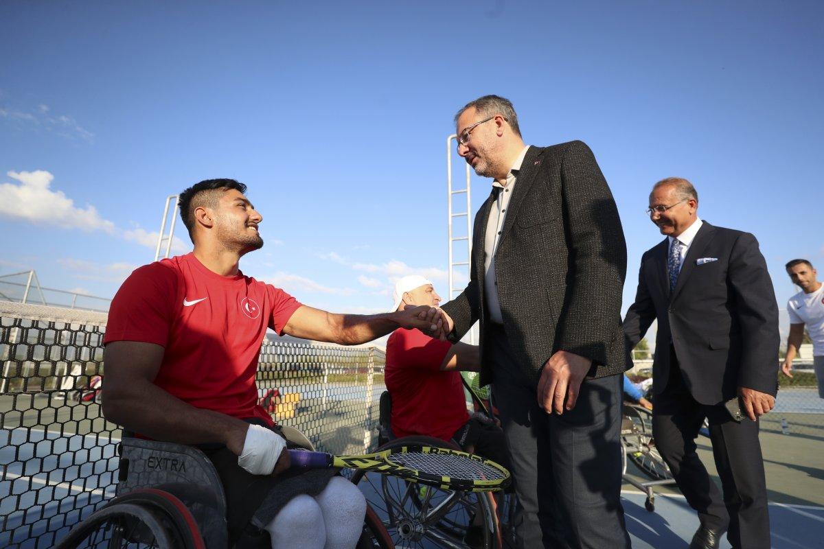 Mehmet Muharrem Kasapoğlu, Antalya'da 4 farklı spor branşını yerinde takip etti