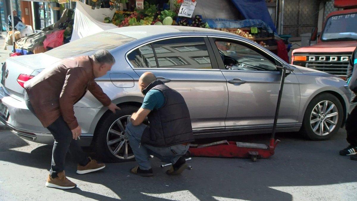 İstanbul'da yaya yolunu kapatan 10 otomobilin lastiklerini kesti