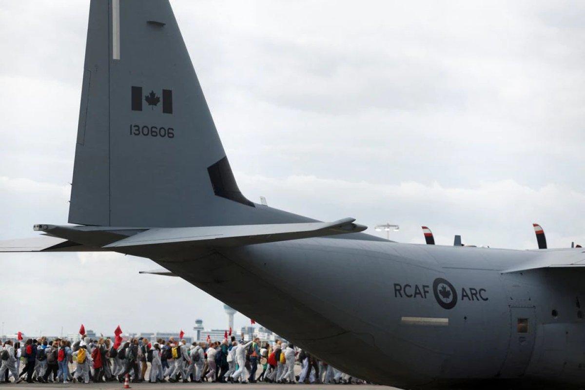 Hollanda'da iklim aktivistleri, özel jetleri engelledi