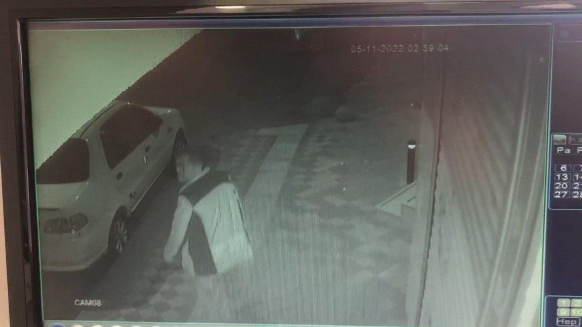 İstanbul'da yaya yolunu kapatan 10 otomobilin lastiklerini kesti