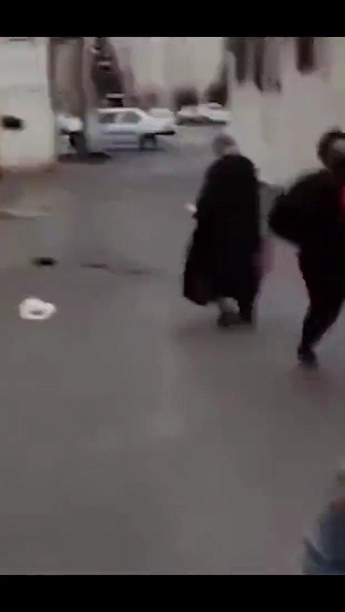 İran'da yeni akım: Mollaların sarıklarını düşürme eylemi