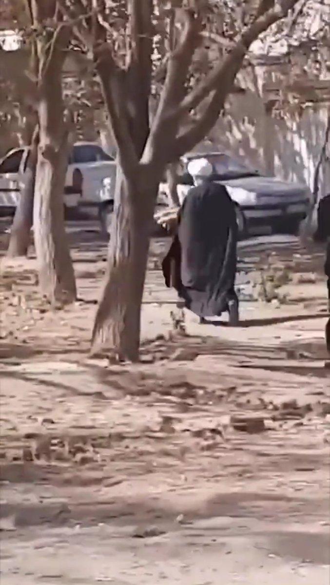 İran'da yeni akım: Mollaların sarıklarını düşürme eylemi