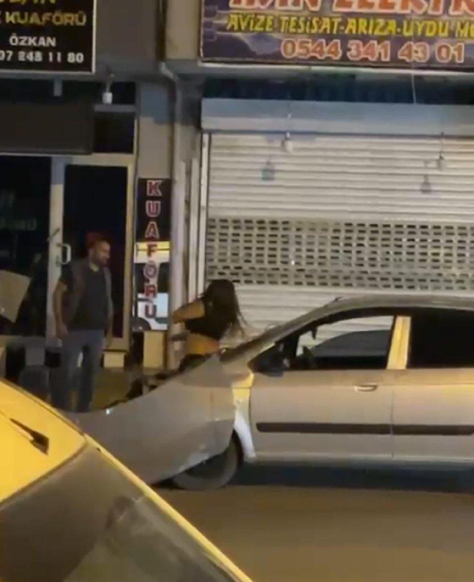 Adana'da kaza yapan kadın sürücü arabayı parçaladı