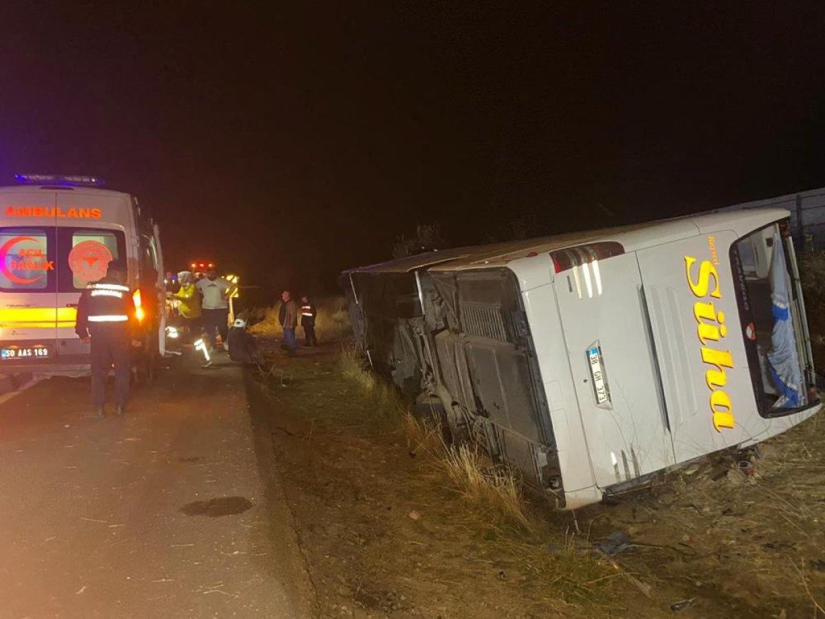 Nevşehir'de otobüsün devrilmesi sonucu 17 kişi yaralandı