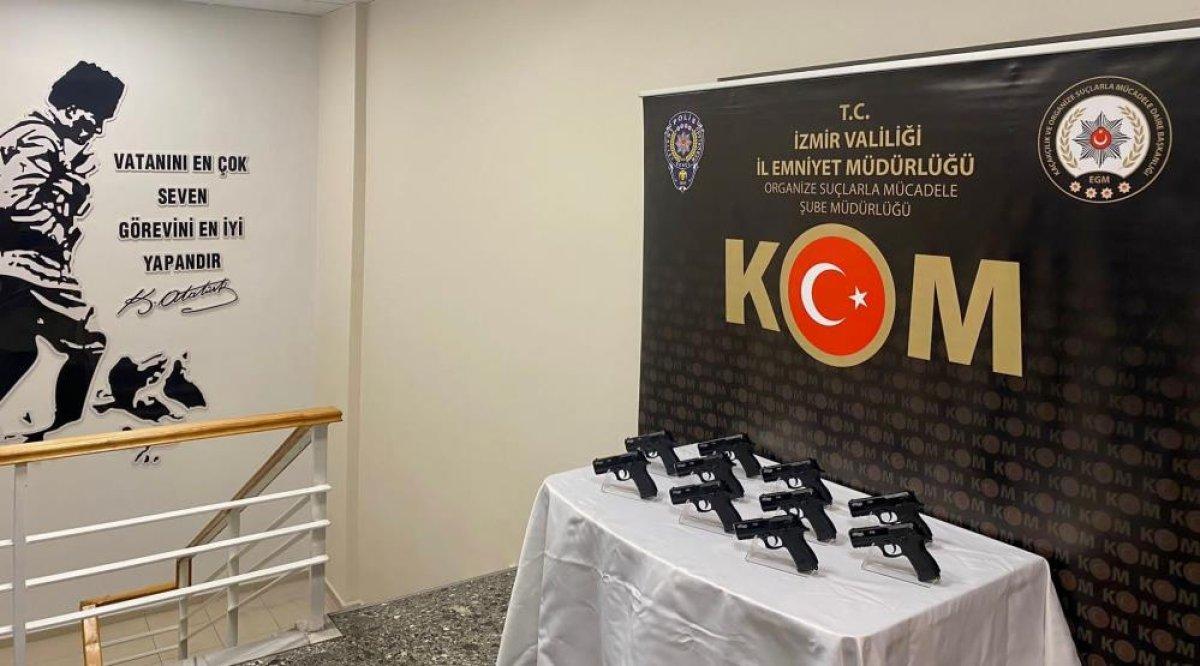 İzmir’de baskın yapılan evde çok sayıda tabanca ele geçirildi