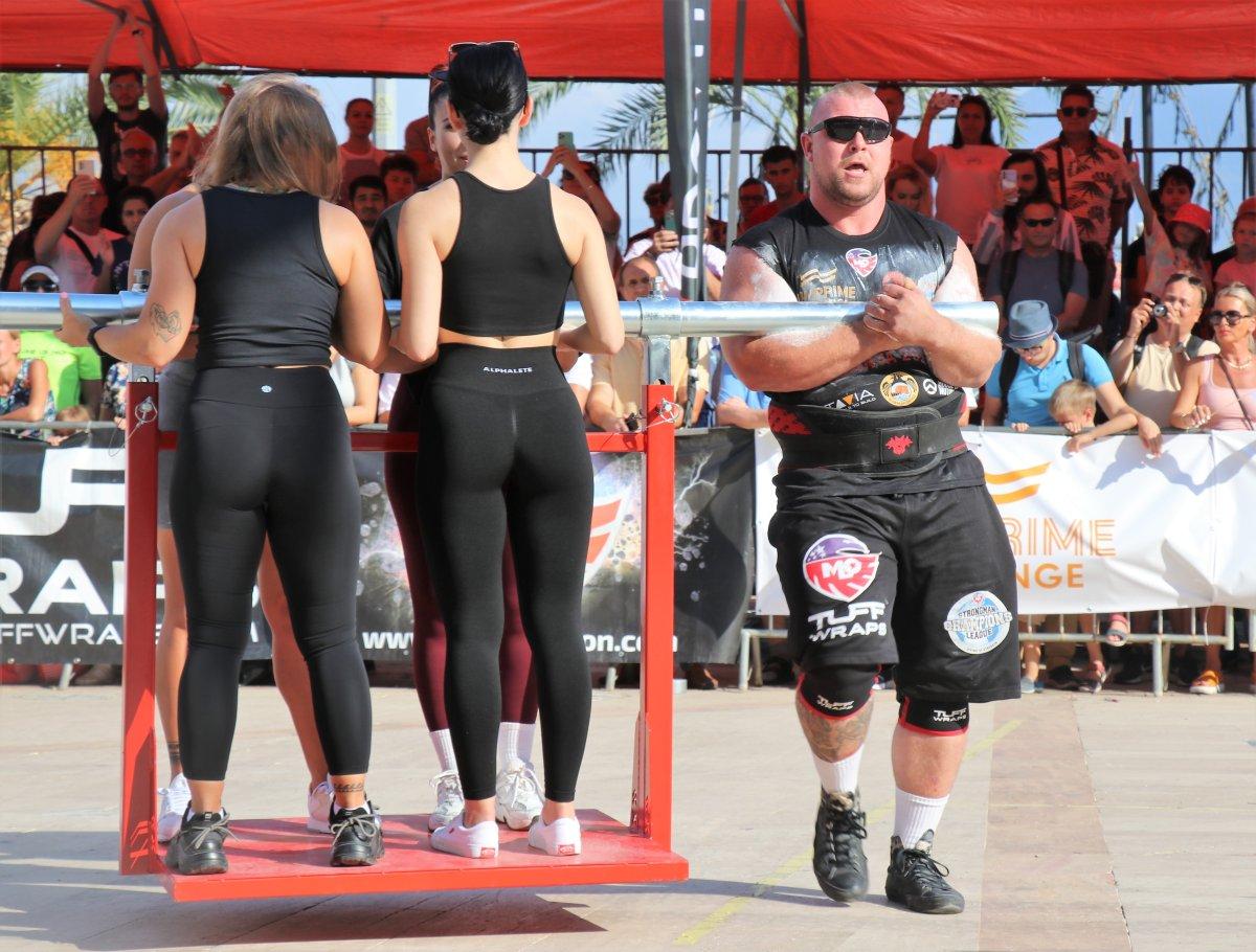 Antalya'da dünyanın en güçlü adamlarının tır çekme yarışı