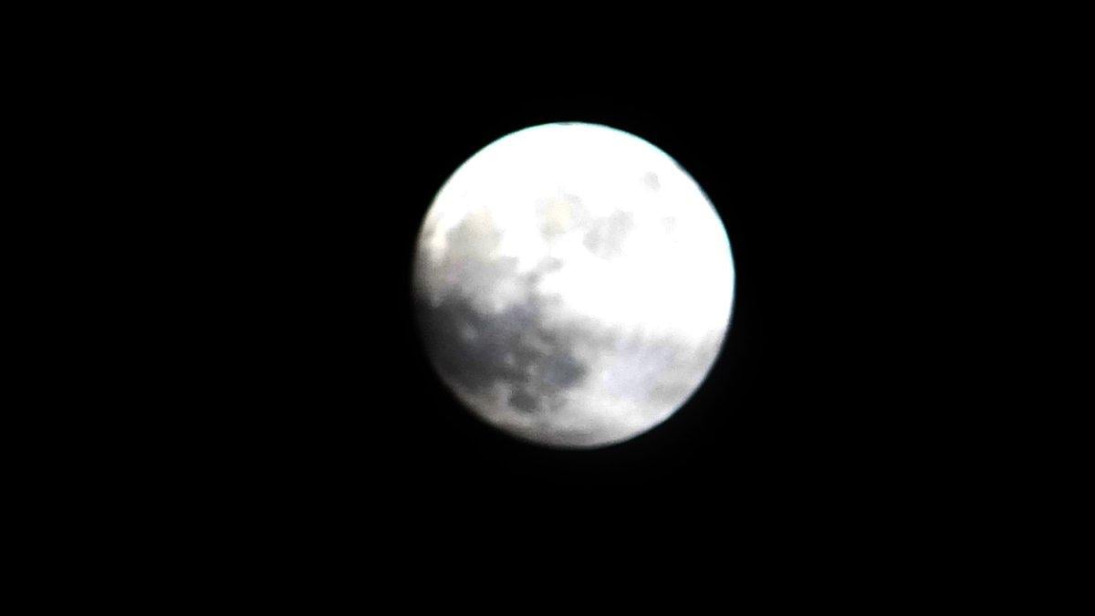 Van’da bulutlu havada 'Şişkin Ay' büyüledi