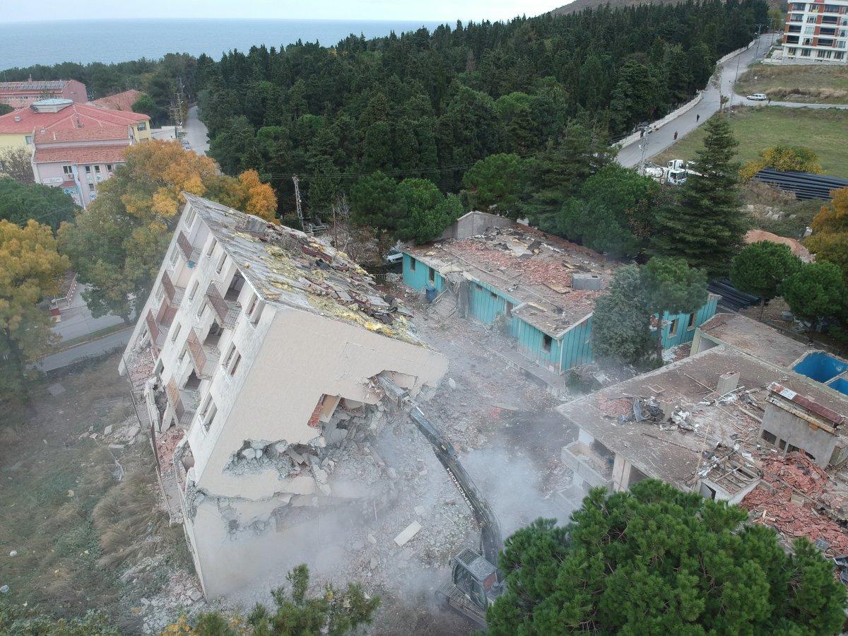 Sinop’ta yıkım sırasında bina yan yattı