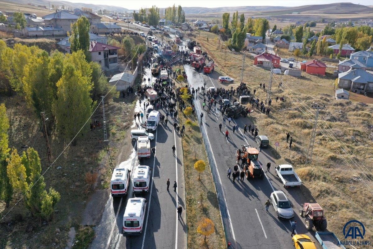 Ağrı’da yolcu otobüsü 2 kamyonla çarpıştı