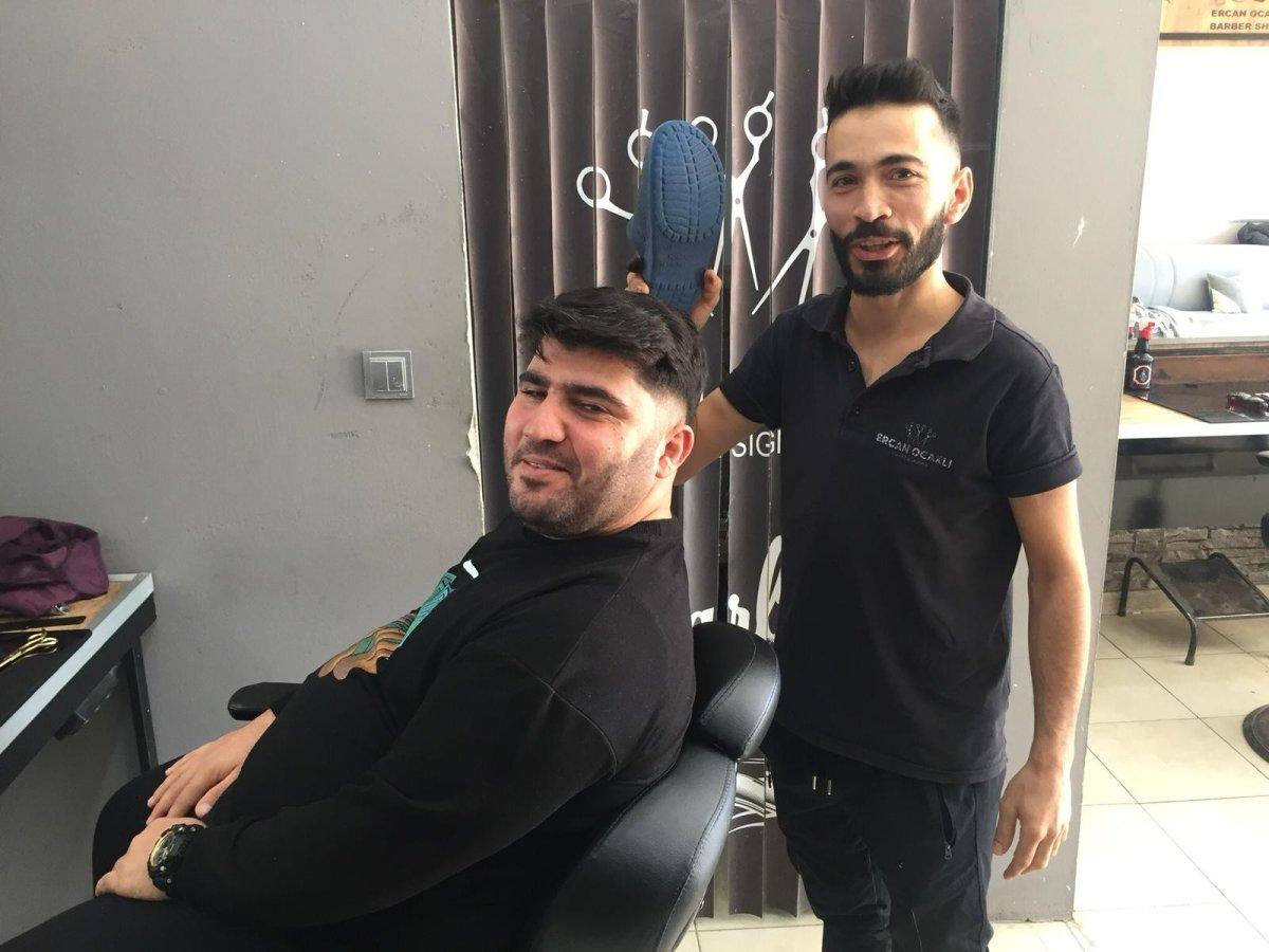 Adana'da berber müşterilerine 'anne terliği' ile masaj yapıyor