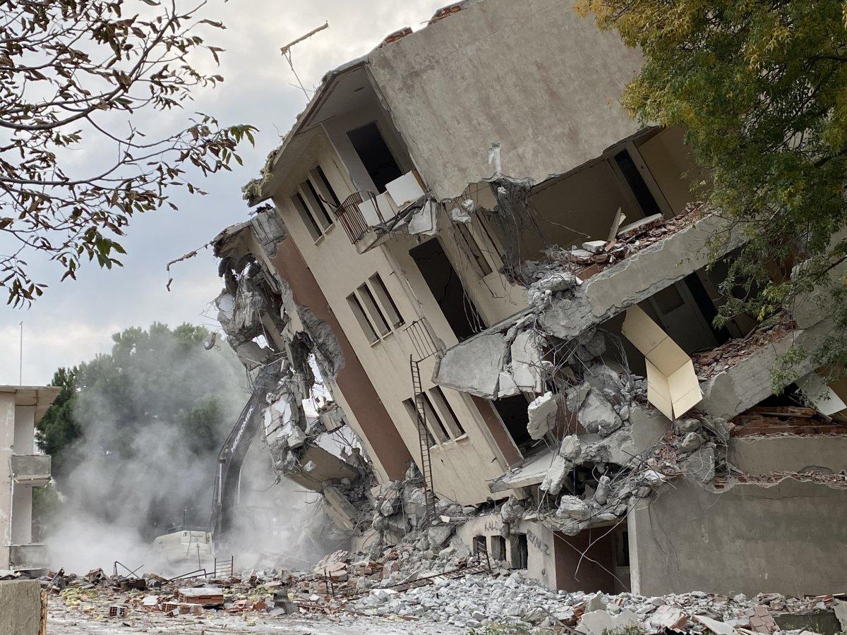 Sinop’ta yıkım sırasında bina yan yattı