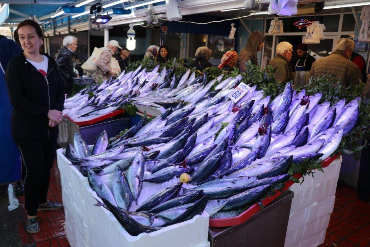 Bolu'da vatandaşlar balık tezgahlarına akın etti