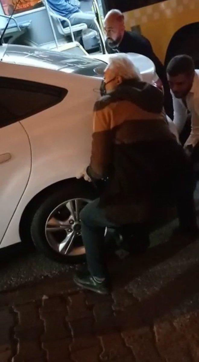 Başakşehir'de otobüse engel olan otomobil, vatandaşlar tarafından çekildi