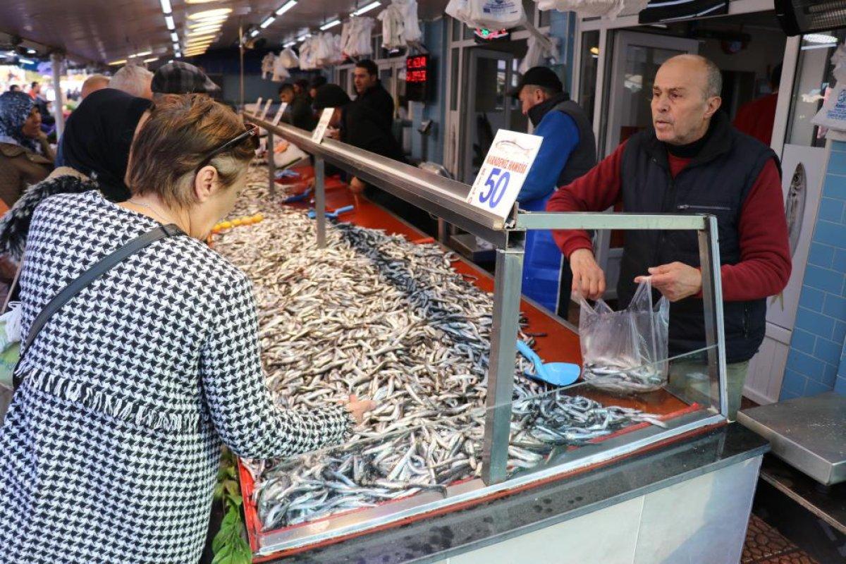 Bolu'da vatandaşlar balık tezgahlarına akın etti
