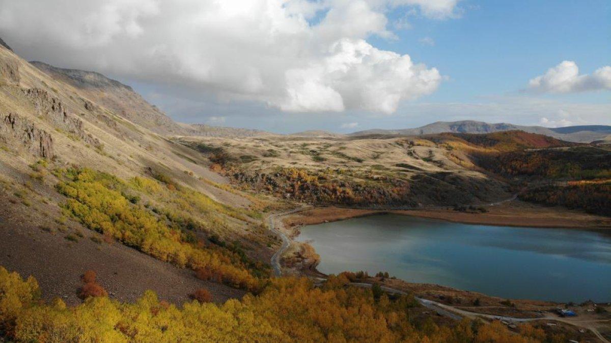 Nemrut Krater'i sonbahar renkleriyle büyüledi