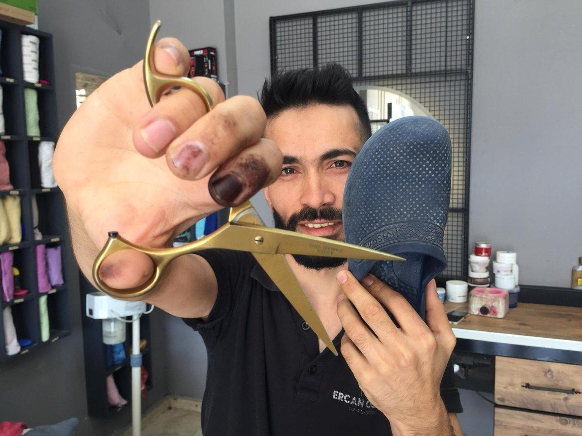 Adana'da berber müşterilerine 'anne terliği' ile masaj yapıyor