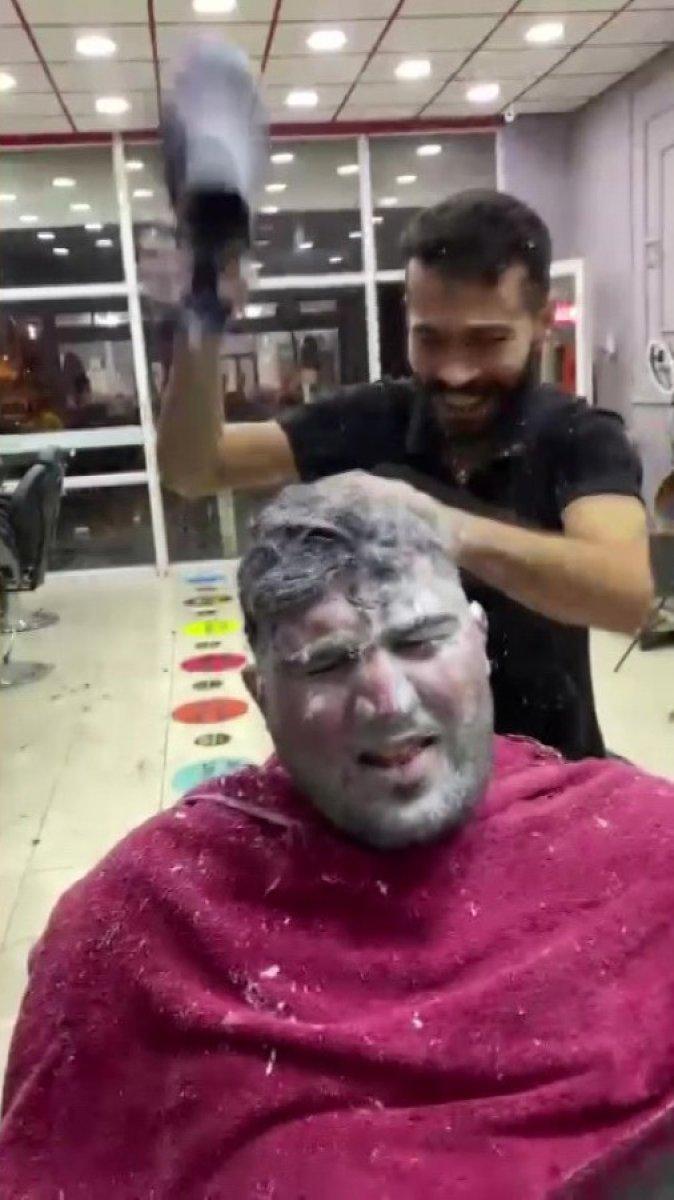 Adana'da berber müşterilerine 'anne terliği' ile masaj yapıyor