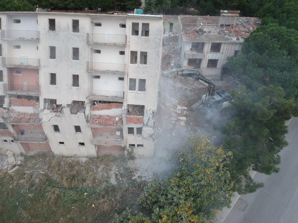 Sinop’ta yıkım sırasında bina yan yattı