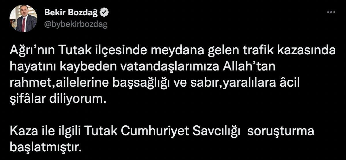 Ağrı’da yolcu otobüsü 2 kamyonla çarpıştı