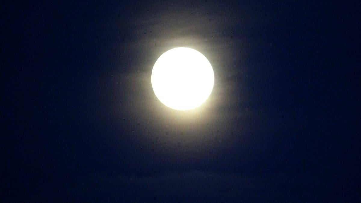 Van’da bulutlu havada 'Şişkin Ay' büyüledi