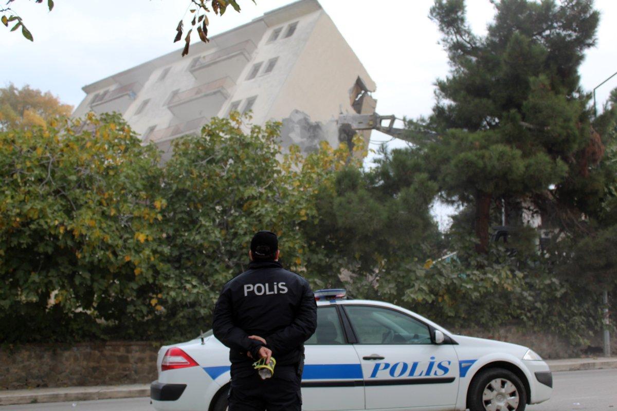 Sinop’ta yıkım sırasında bina yan yattı