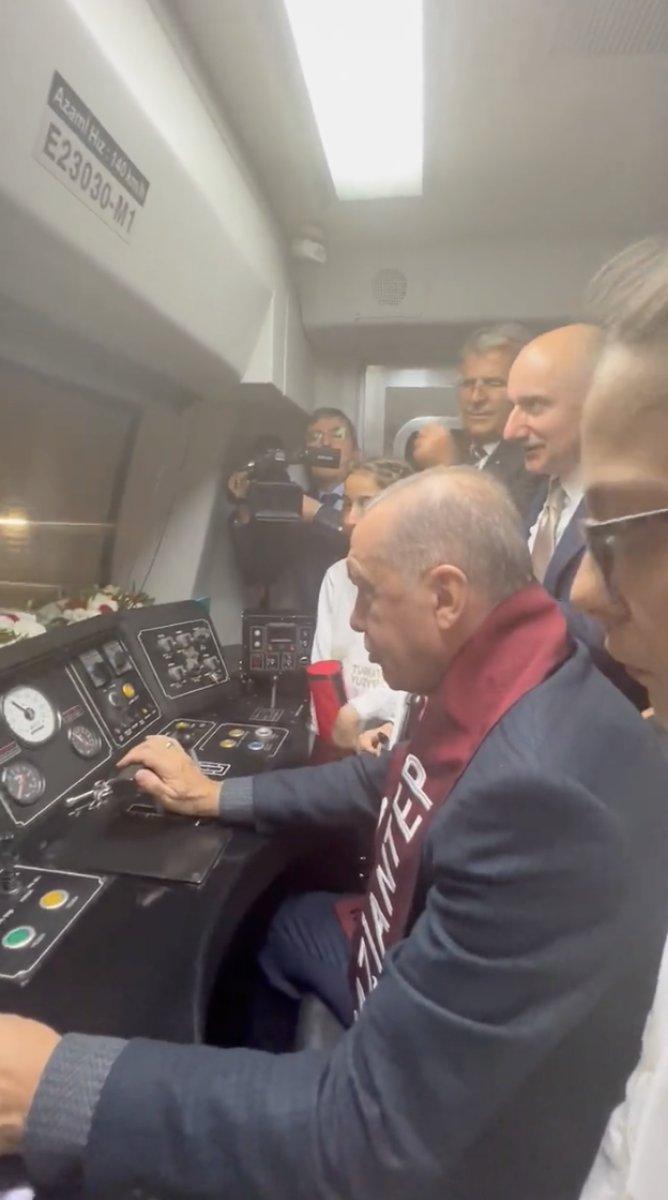 Cumhurbaşkanı Erdoğan, Gaziray'ı kullanırken çocuklarla şarkı söyledi