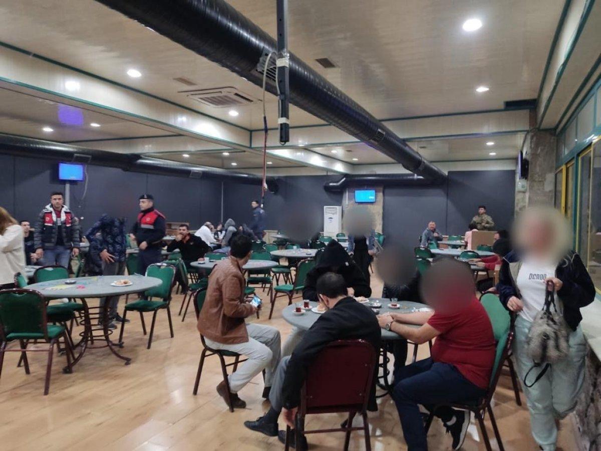 İzmir'de 3 kez mühürlenen kıraathaneye baskın