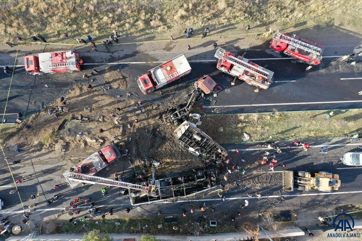 Ağrı’da yolcu otobüsü 2 kamyonla çarpıştı