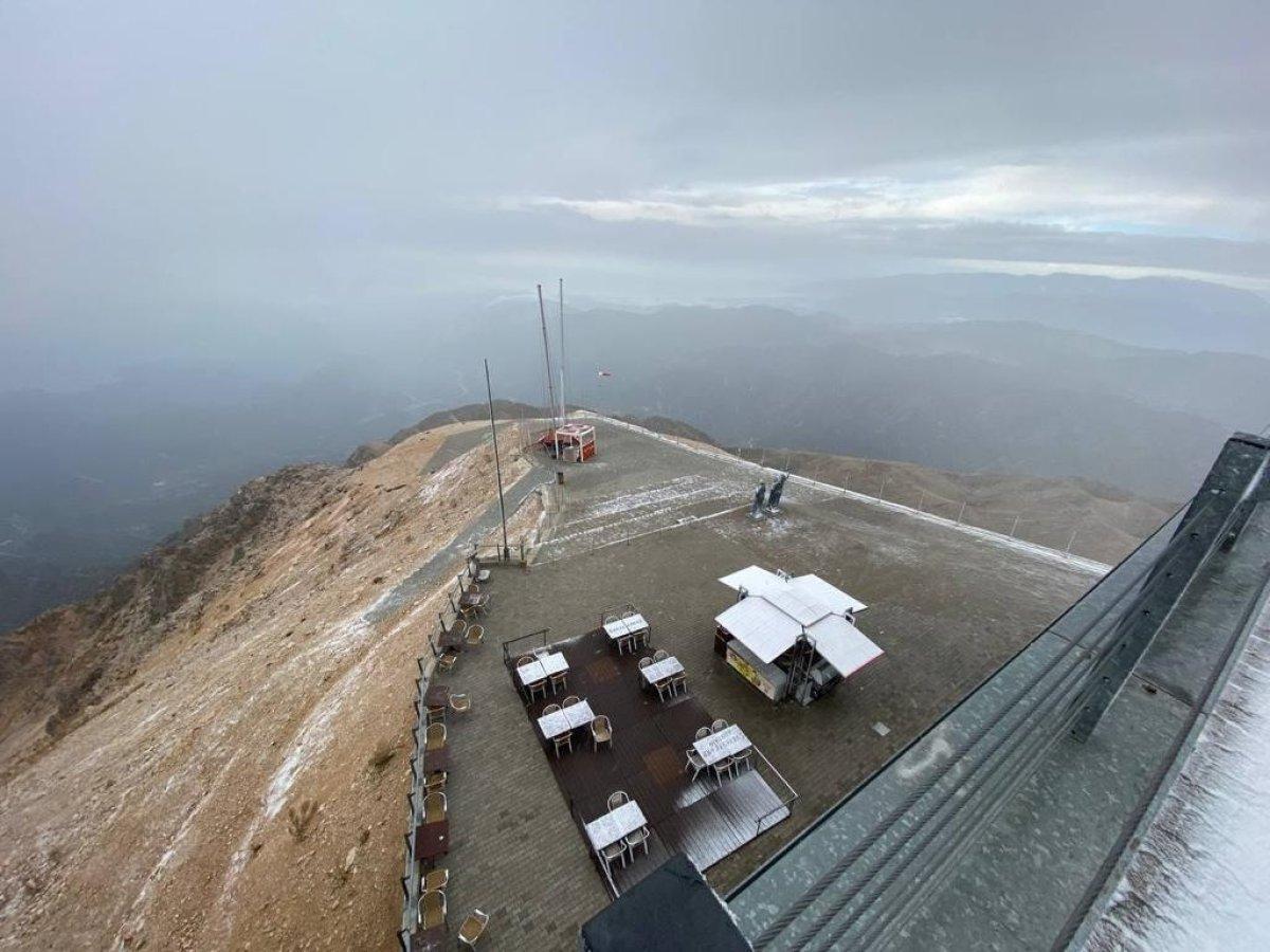 Antalya'da yılın ilk karı yağdı