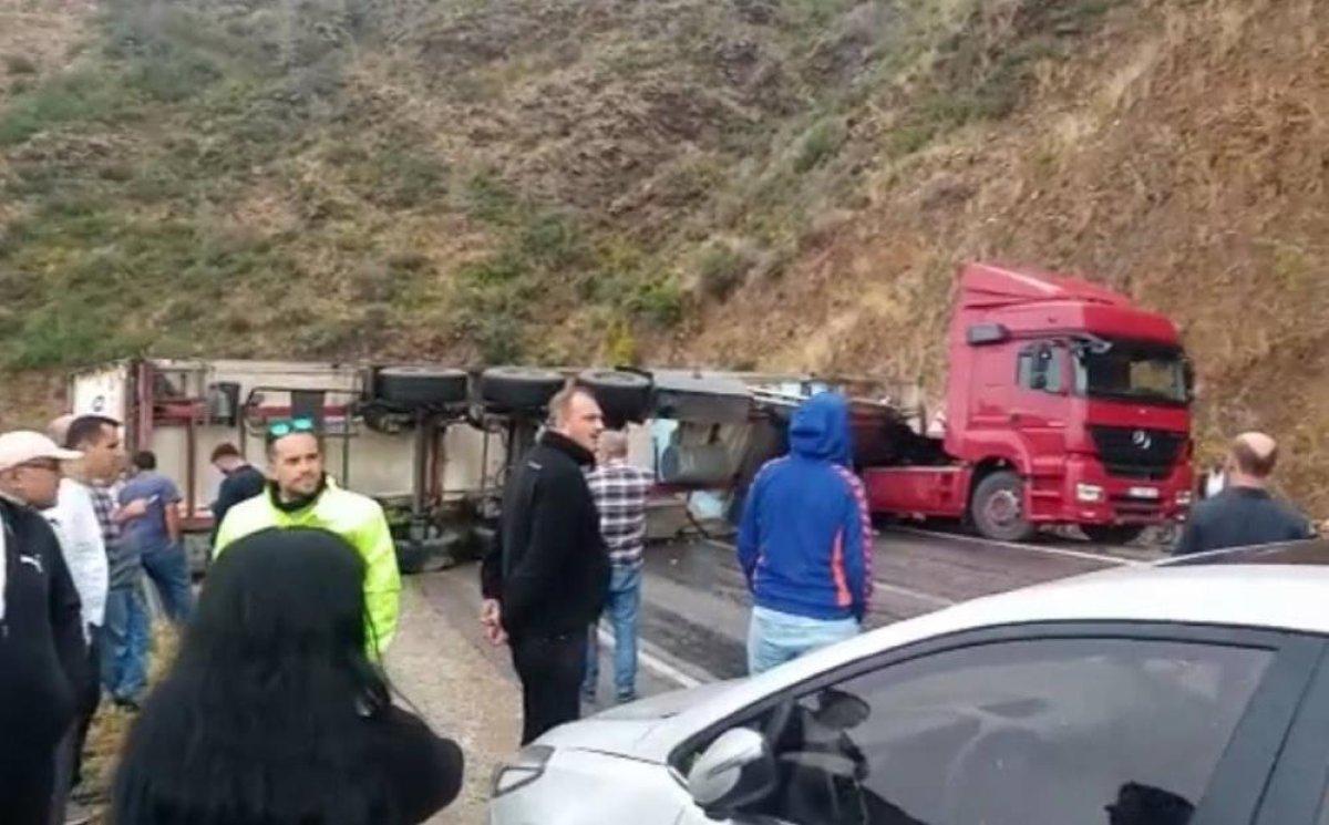 Mersin-Antalya yolunda tır devrildi: Yol 3 saat ulaşıma kapandı