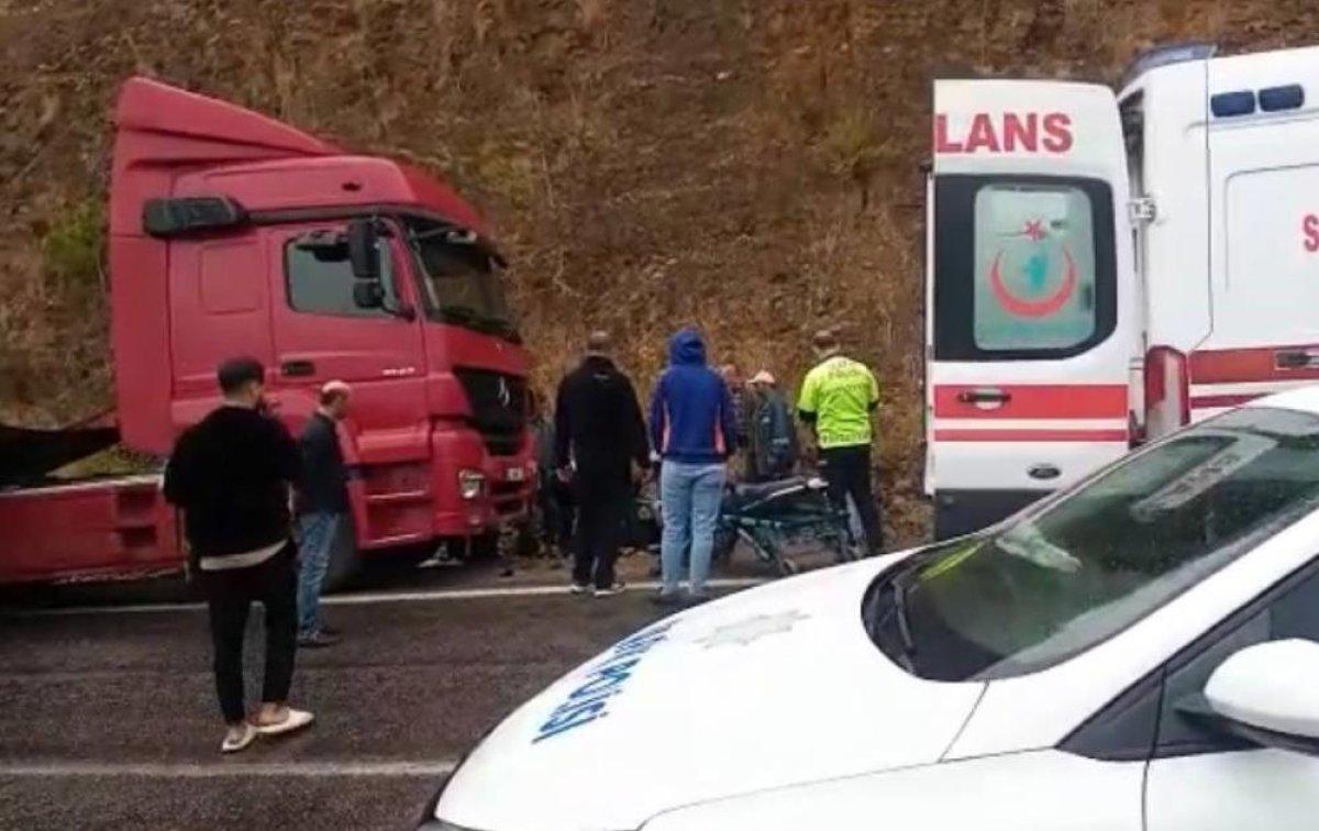 Mersin-Antalya yolunda tır devrildi: Yol 3 saat ulaşıma kapandı