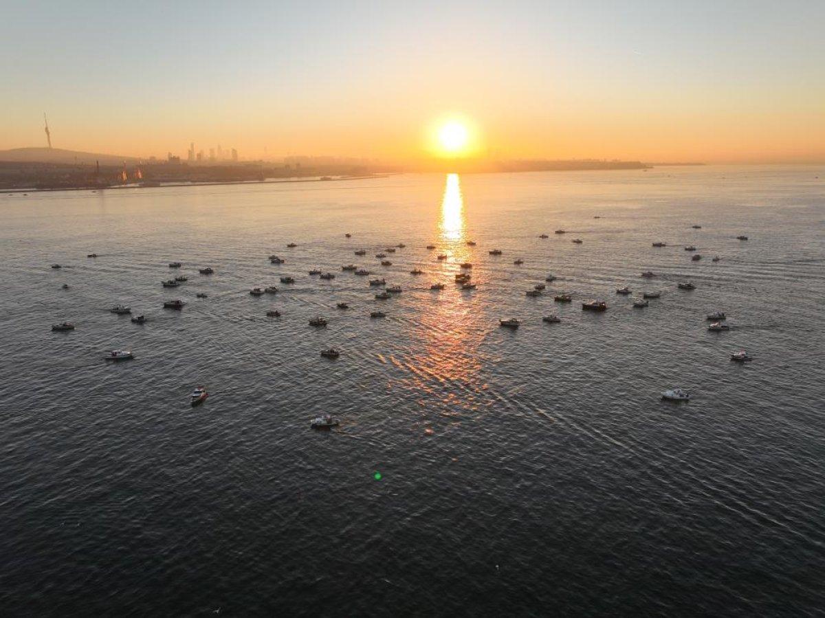 İstanbullu balıkçılar gün doğumunda kartpostallık görüntüler oluşturdu