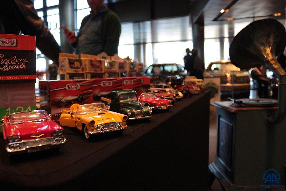 Konya'da düzenlenen nostaljik otomobil sergisi, ziyaretçileri geçmişe götürüyor