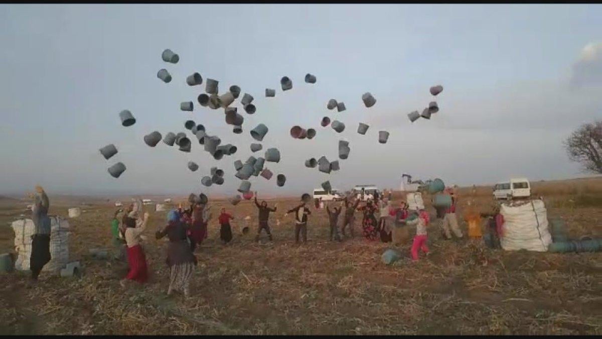 Afyonkarahisar'da işçiler patates hasadını kova atma töreni ile bitirdi