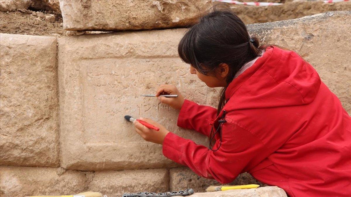 Van'da Zernaki Tepe'de burç temeli gün yüzüne çıkarıldı
