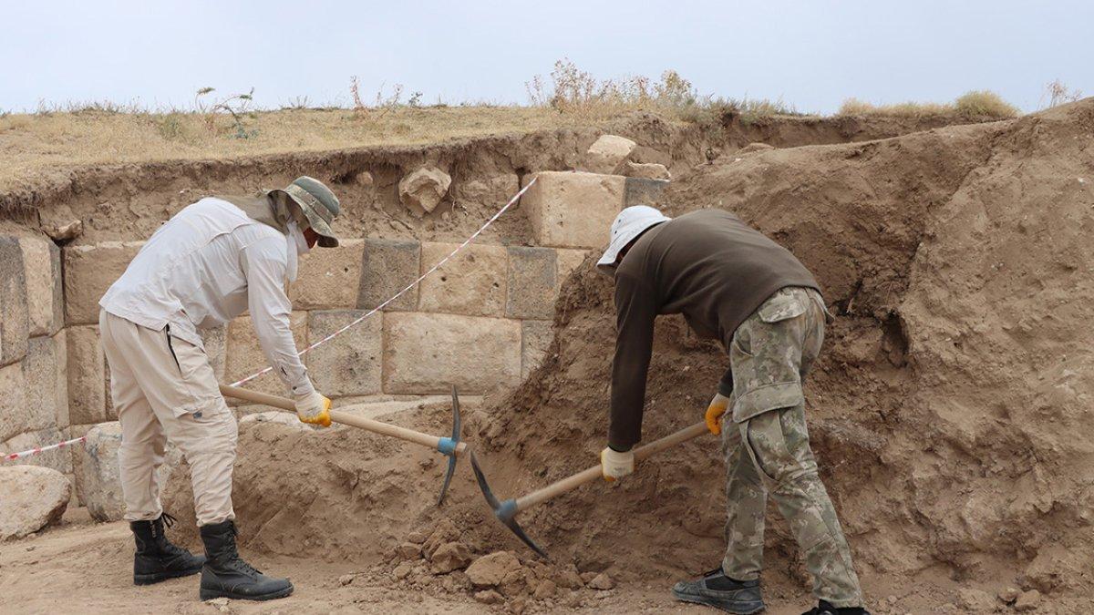Van'da Zernaki Tepe'de burç temeli gün yüzüne çıkarıldı