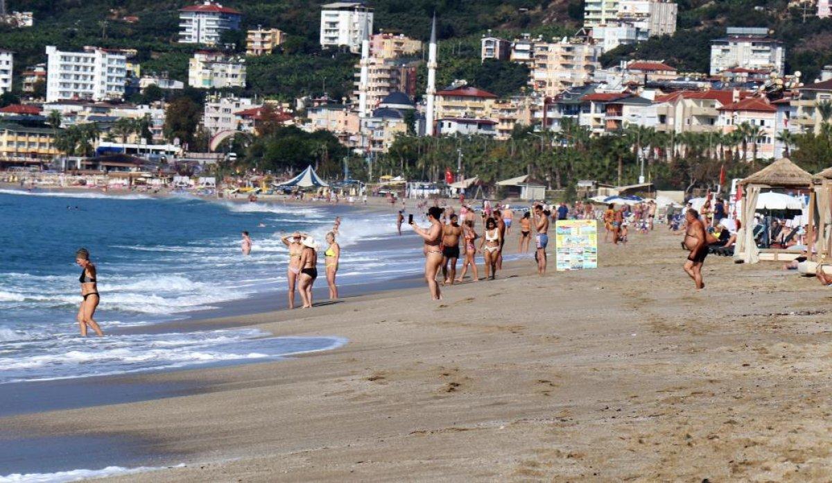 Antalya'da zirvede kar, sahilde deniz keyfi