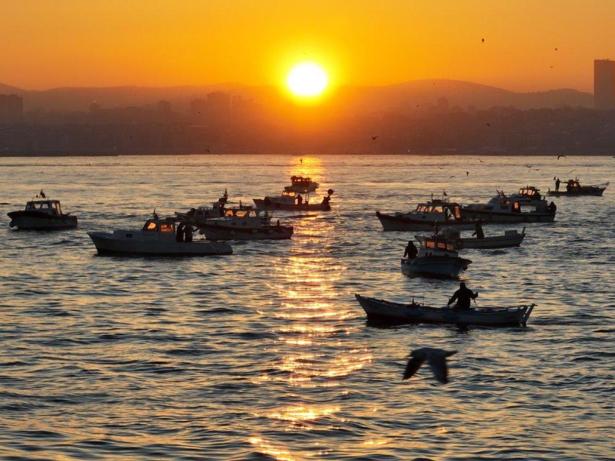 İstanbullu balıkçılar gün doğumunda kartpostallık görüntüler oluşturdu