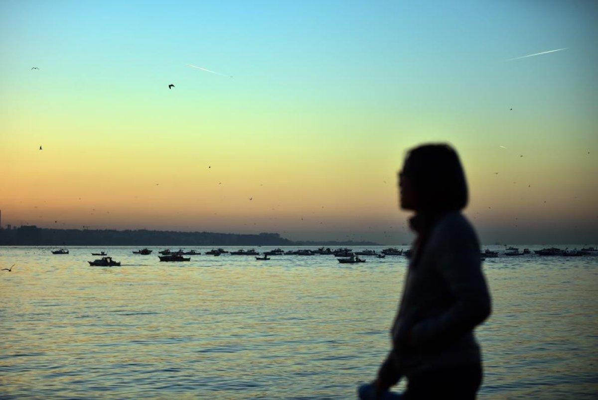 İstanbullu balıkçılar gün doğumunda kartpostallık görüntüler oluşturdu