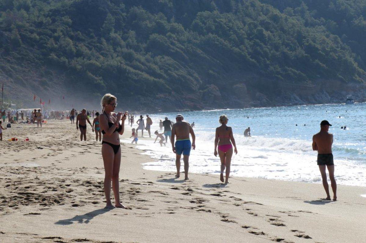 Antalya'da zirvede kar, sahilde deniz keyfi