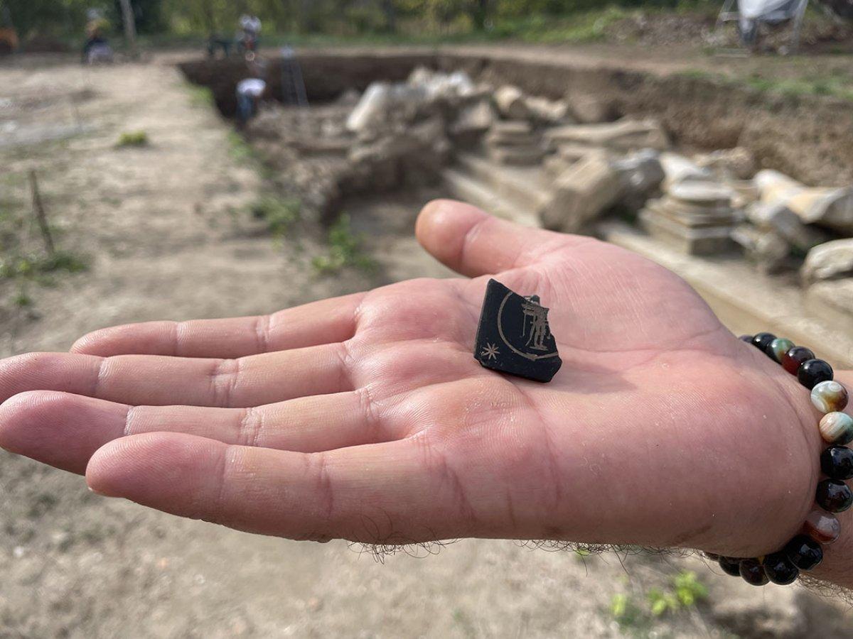 Amasra'daki kurtarma kazılarında tılsımlı damga mühür bulundu