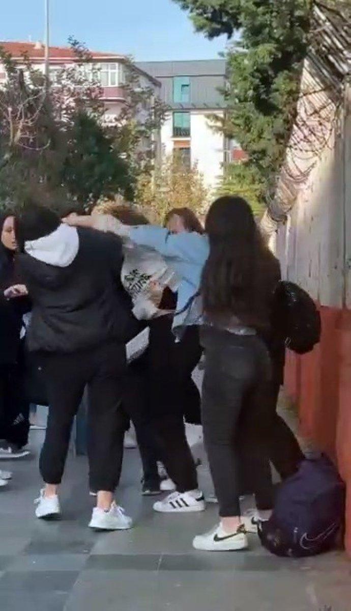 Küçükçekmece’de, liseli kızların kavgası kamerada