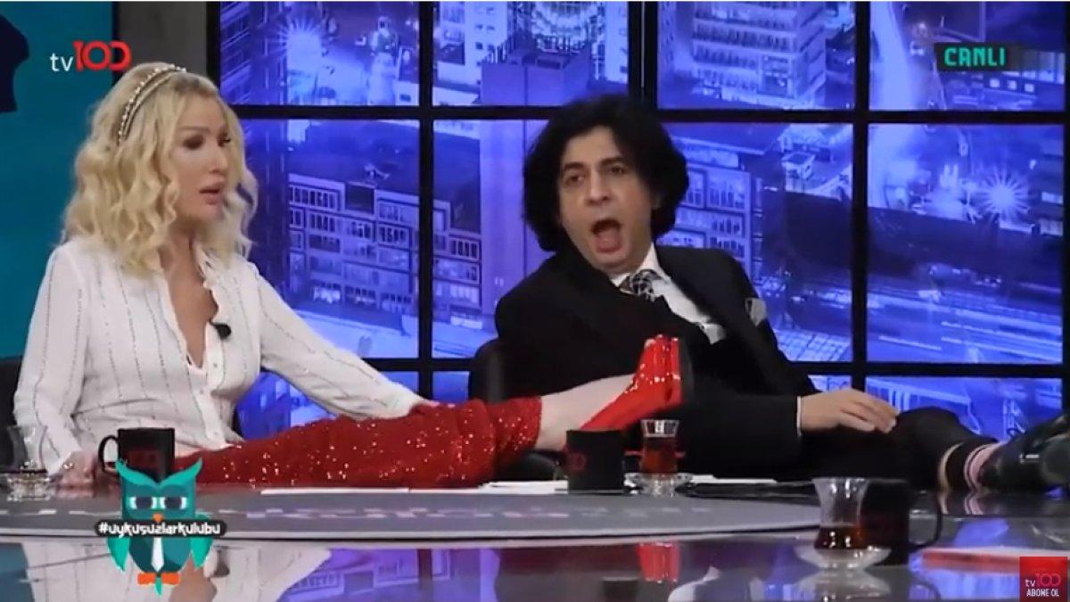 Seda Sayan bacağını masaya uzattı