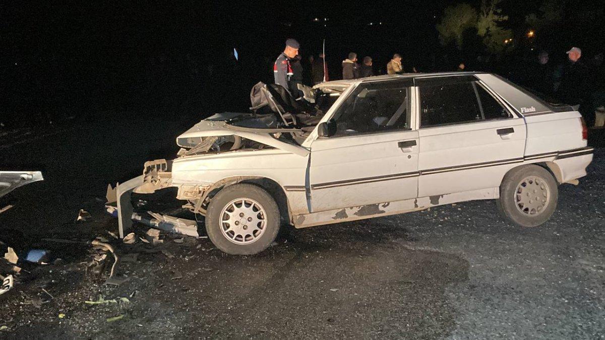 Mersin'de otomobiller kafa kafaya çarpıştı: 2 ölü
