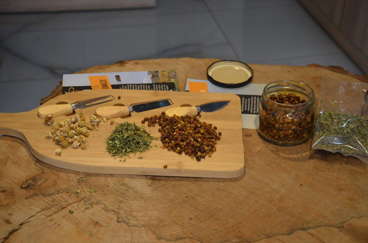 Şırnak’ta kış öncesi meyveler kurutulup, salçalar yapıldı