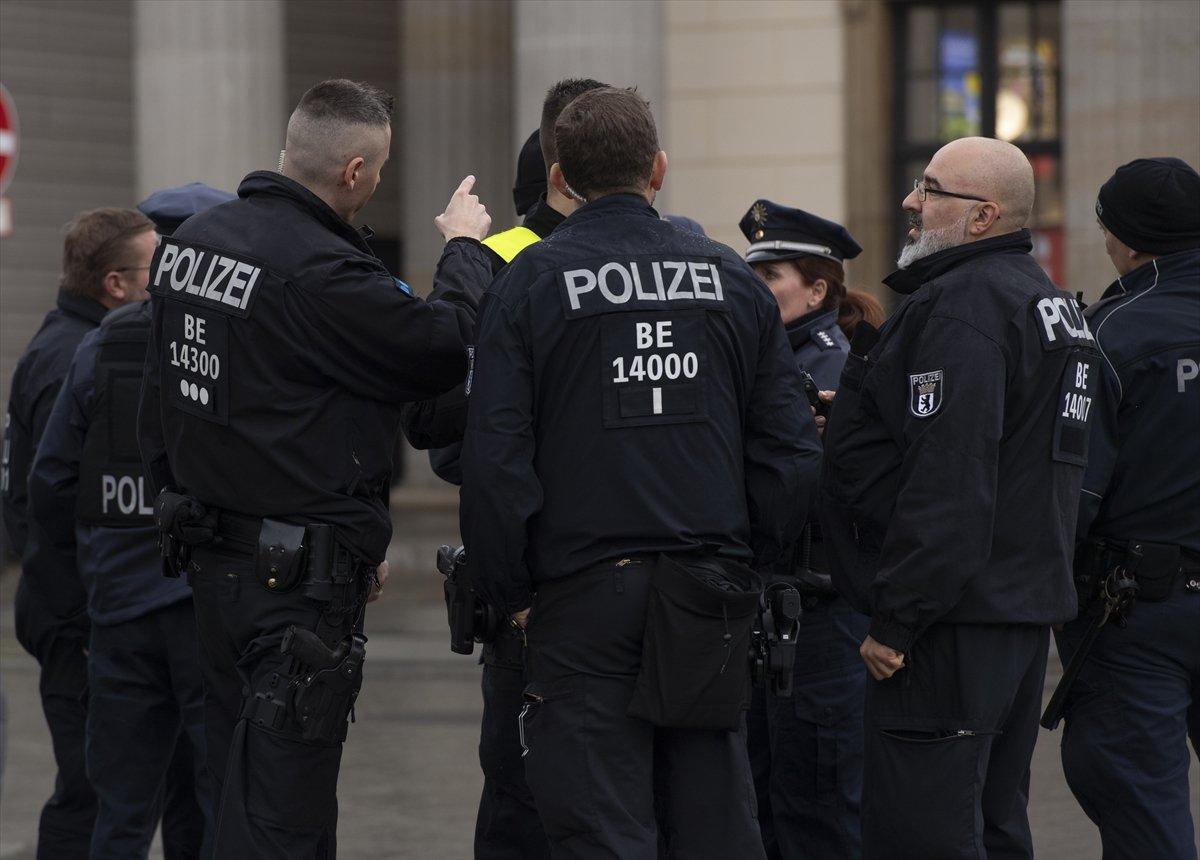 Almanya'da çevre aktivistleri Brandenburg Kapısı'na tırmandı