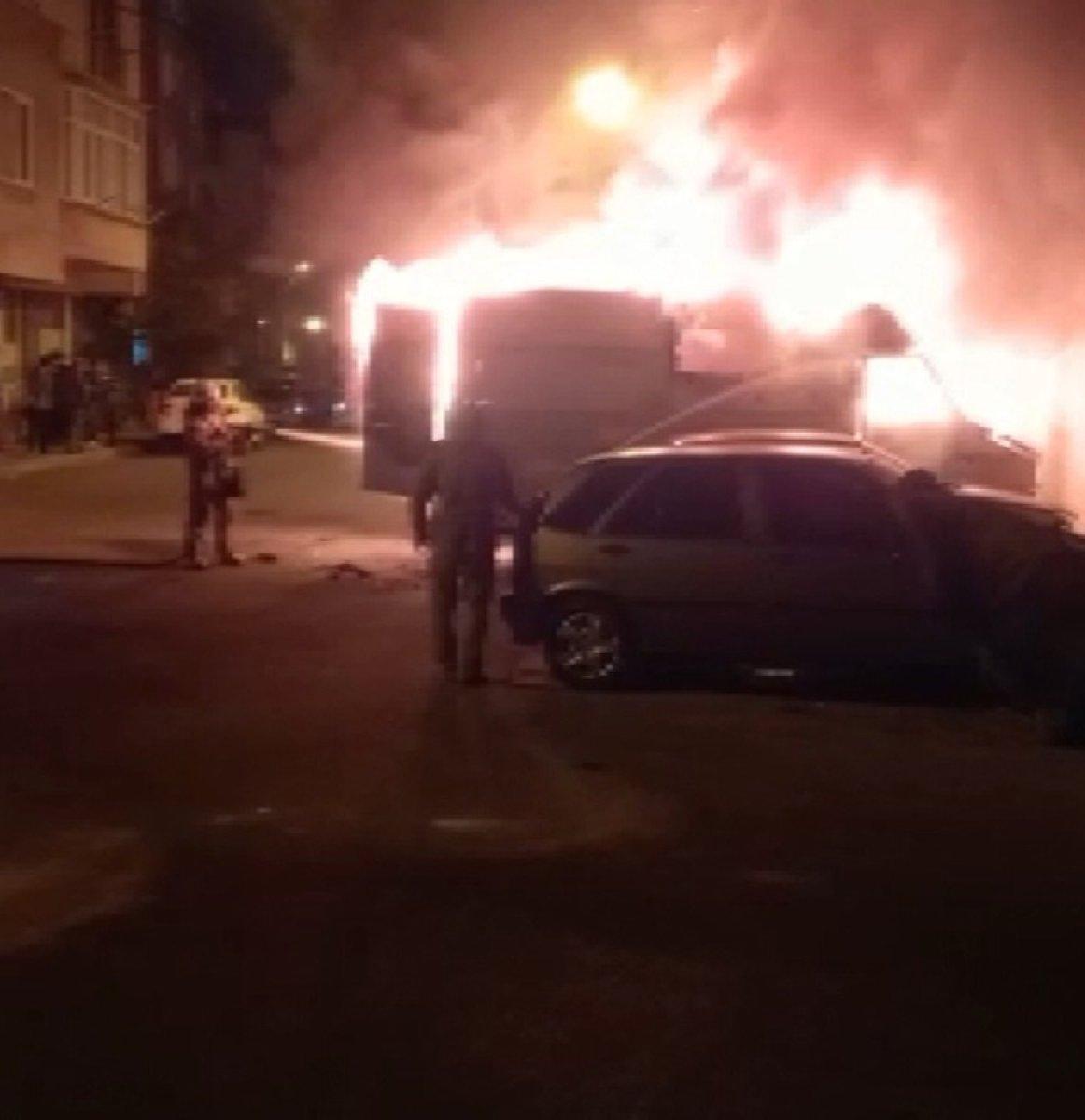 İstanbul'da boyası yapılan otomobil alev alev yandı