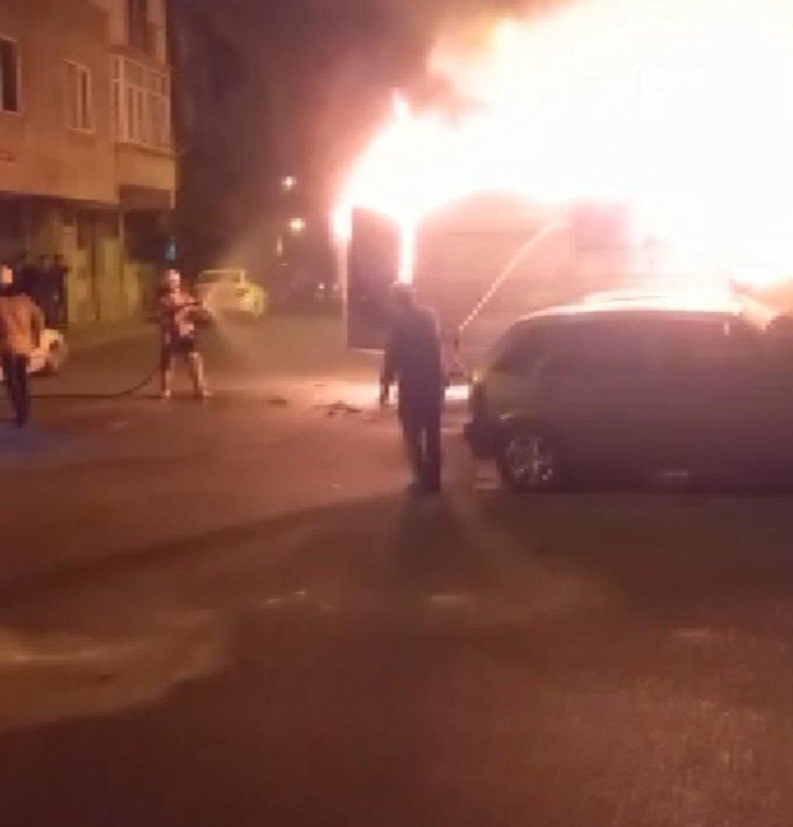 İstanbul'da boyası yapılan otomobil alev alev yandı